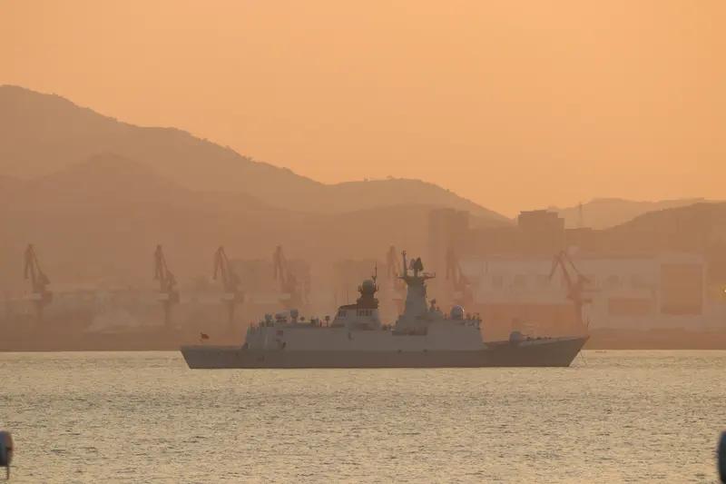 052D驱逐舰那作战能力相当牛掰！它装备了先进的相控阵雷达，就像有一双超厉害的“