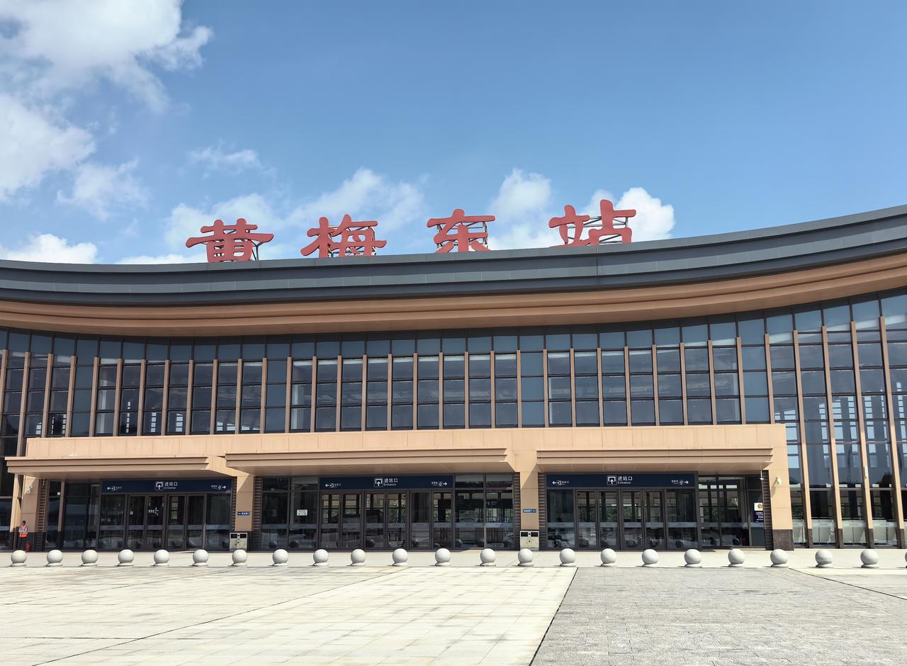 要问黄冈市哪个县火车站最多?

我觉得应该是黄梅县，黄梅县在普铁时代就有京九和合