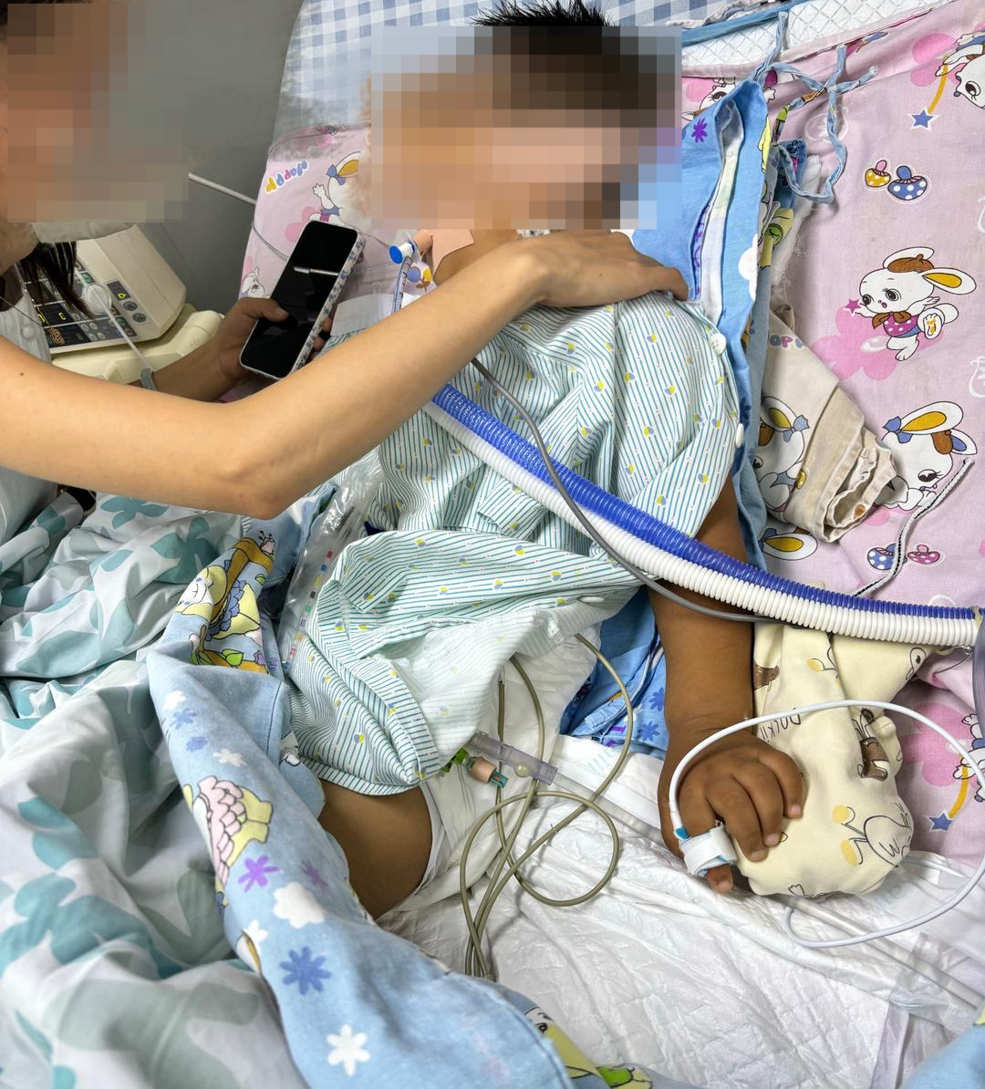 【#术后脑死亡男童家属曾多次要求转院# 】#男童术后脑死亡家属称医院拒绝提供监控