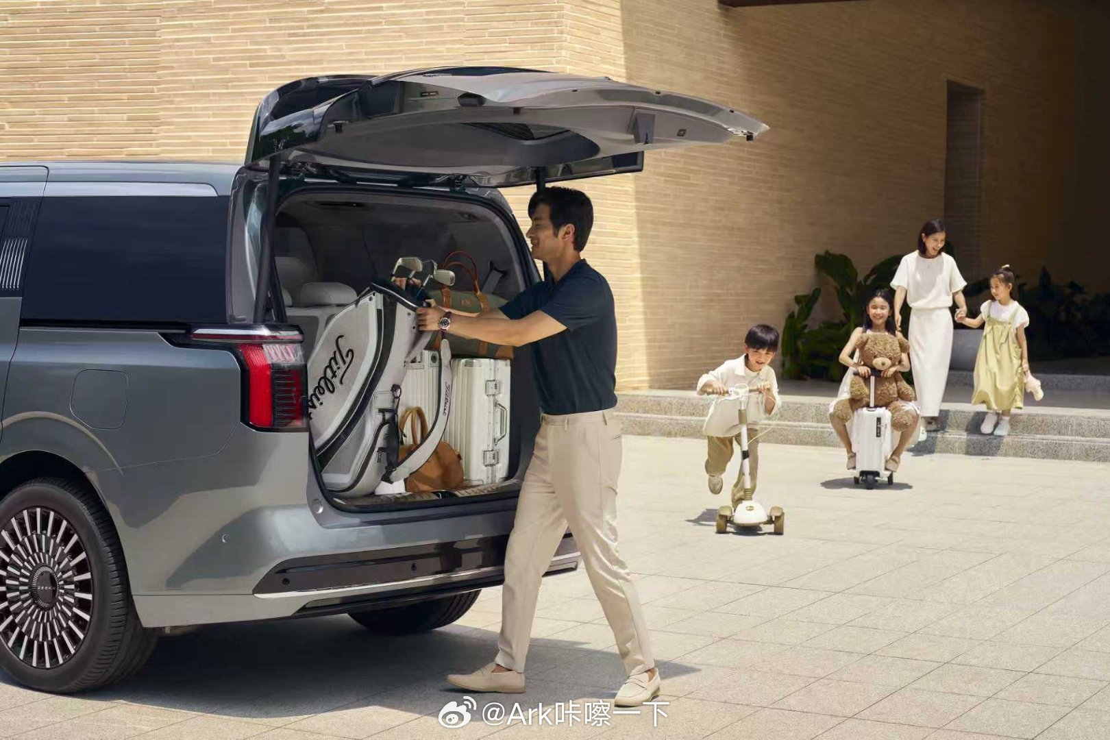 极氪009 焕新预告来了，今年二季度上市，我后面如果非要买个超五座车就选MPV了