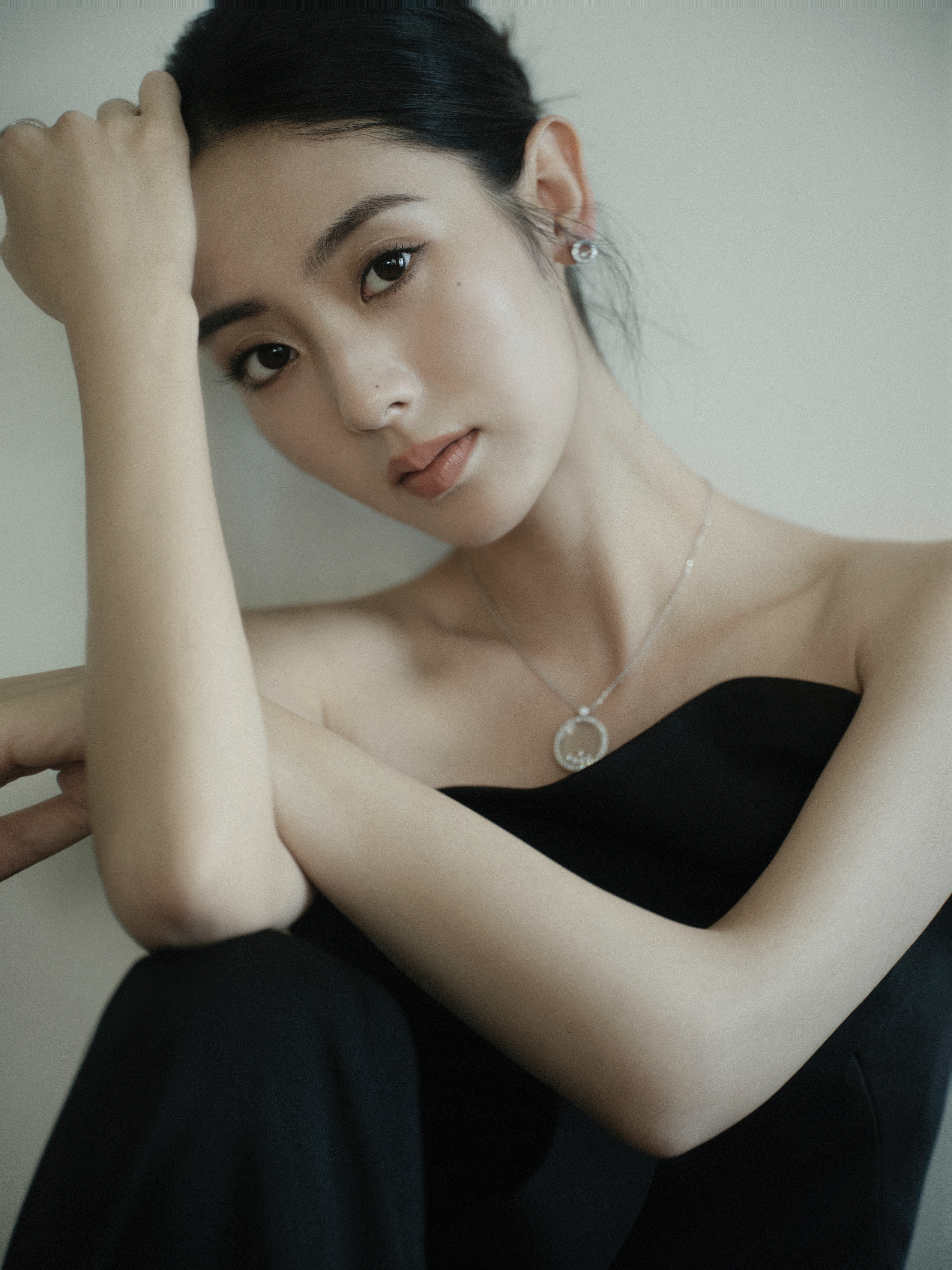 邢菲一身黑色长裙尽显高贵气质，仿佛从画中走出的女神，让人移不开眼！👀 