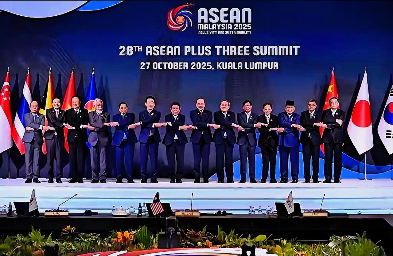 就在刚刚，
​新加坡总理黄循财直言：美国才是东南亚最大投资国，不是中国！更扎心的