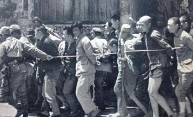 700名中国战俘在日本爆发起义，首抢尖刀反抗压制，指挥官下令必要时宁死自杀！
1