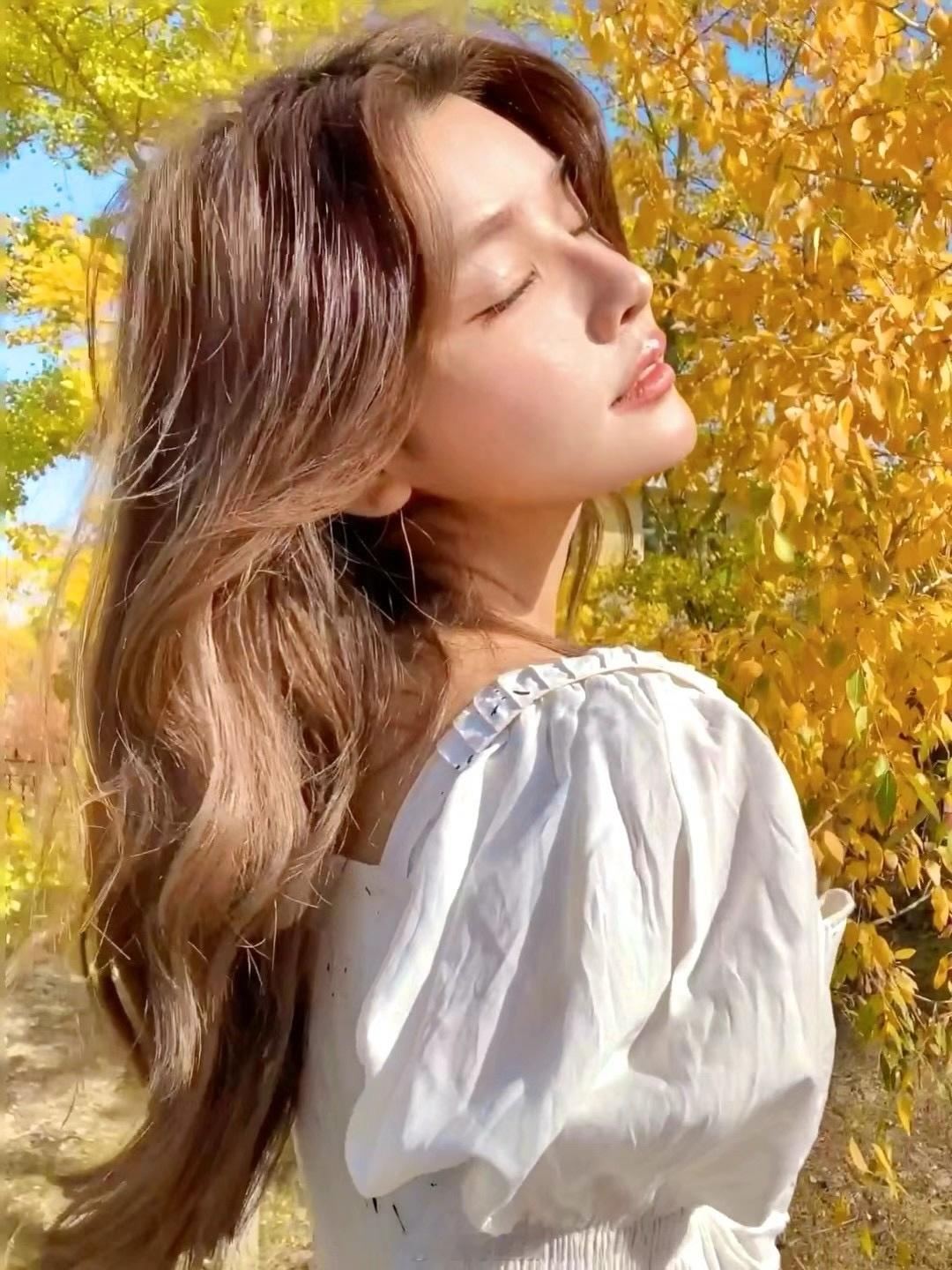 翻相册才发现已经三年没回乌鲁木齐了那时候拍照还不爱笑ps：看老照片真的就瞬间陷入