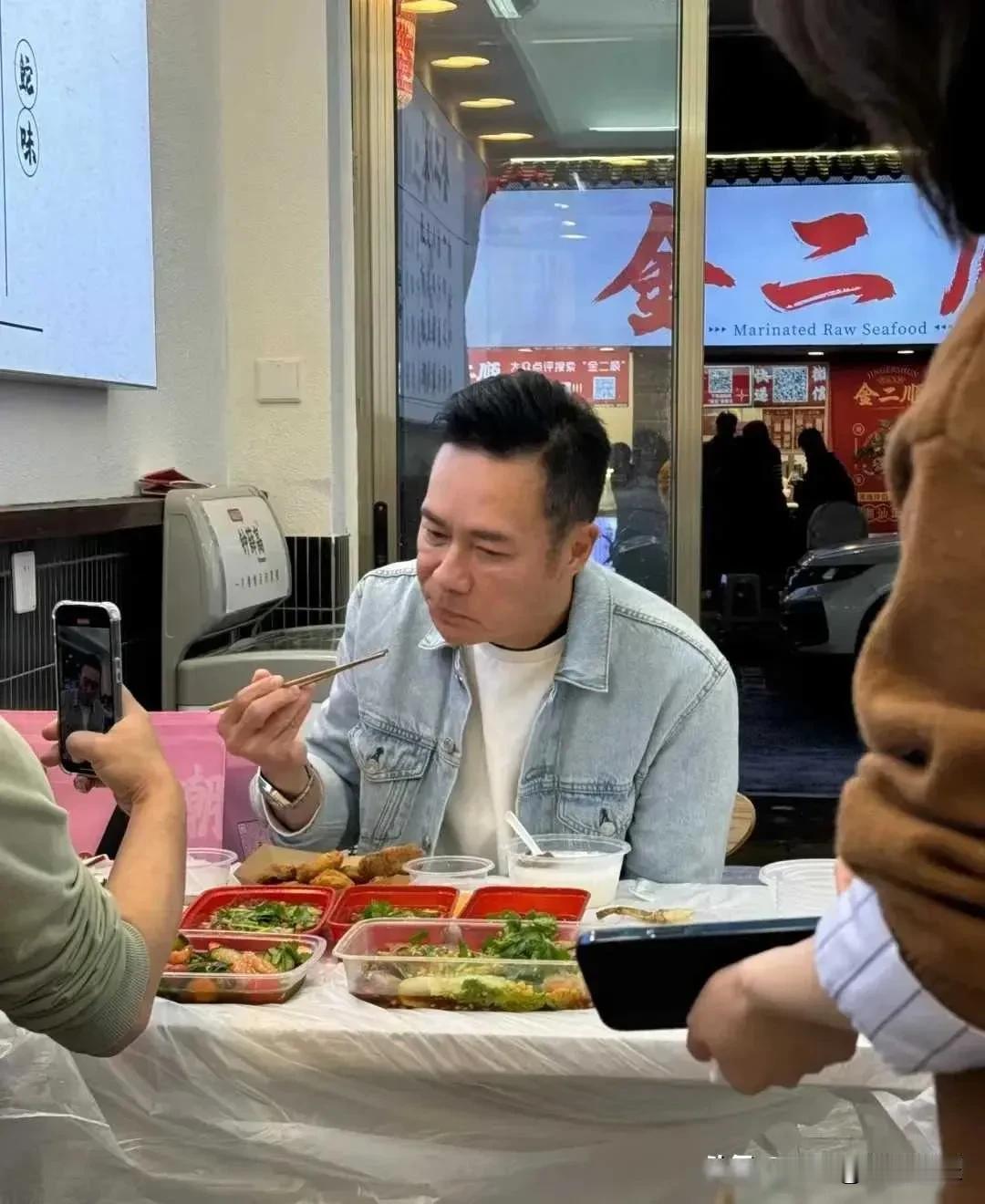 在香港在厉害的明星也喜欢吃大排档，便宜又好吃，他们没有觉得自己有什么了不起，衣食