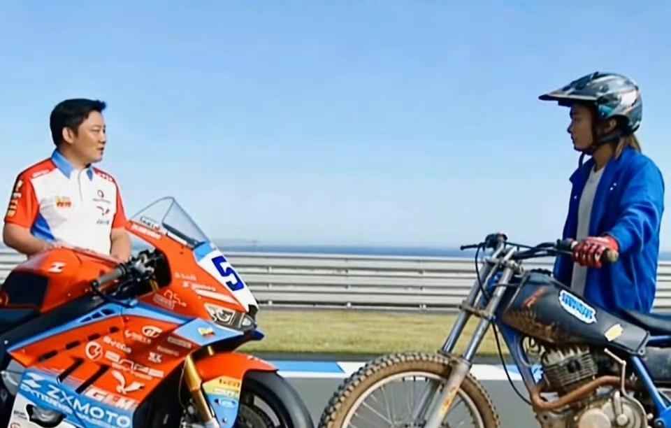 平时刷社交平台，总会刷到不少企业家的动态，看多了西装革履、出入高端场合、说话滴水