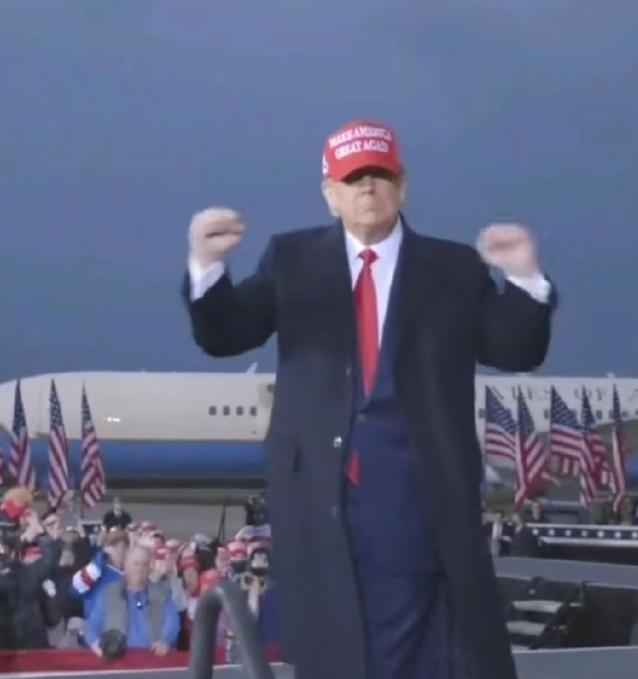 特朗普是美国历史上第一位，也是到目前为止唯一一位，在当选总统前，没有任何军事或政