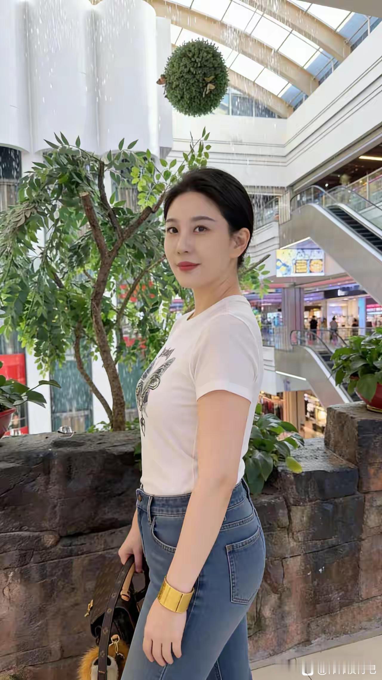 都市时尚就这么简单！白T恤和牛仔裤这对夏日百搭CP，永远不会过时。像许佳琪搭大牌