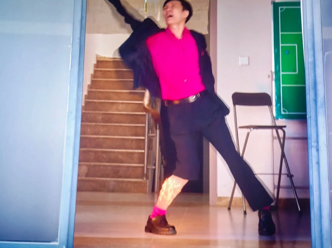 这个张艺兴怎么油油的好会演哈哈哈哈哈真的演出了那种油腻欠欠的感觉， 喜剧人张艺兴