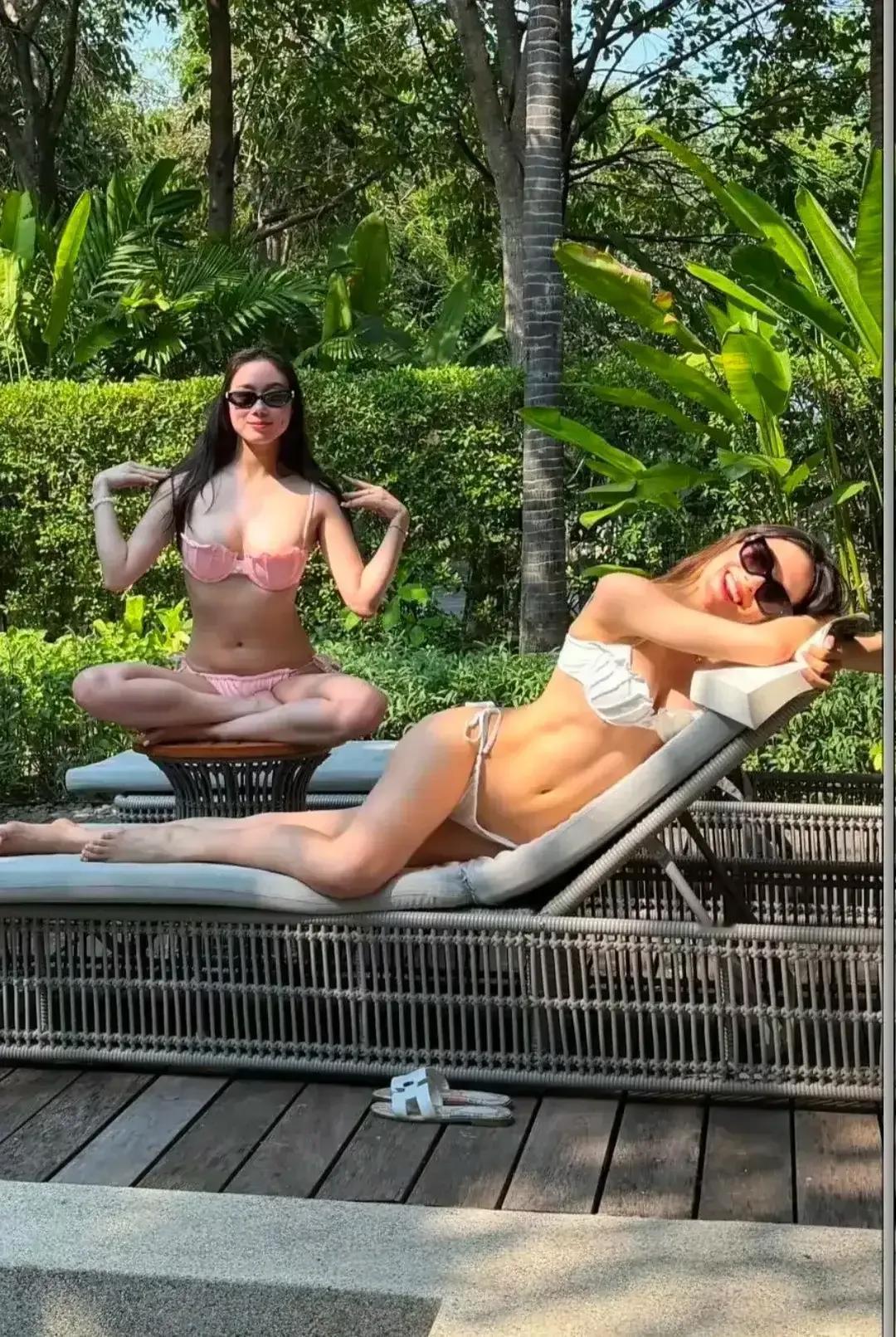 这两个女人，我估计大家都认识吧，一个是谷爱凌，一个是何超欣。他们俩在一起度假穿比