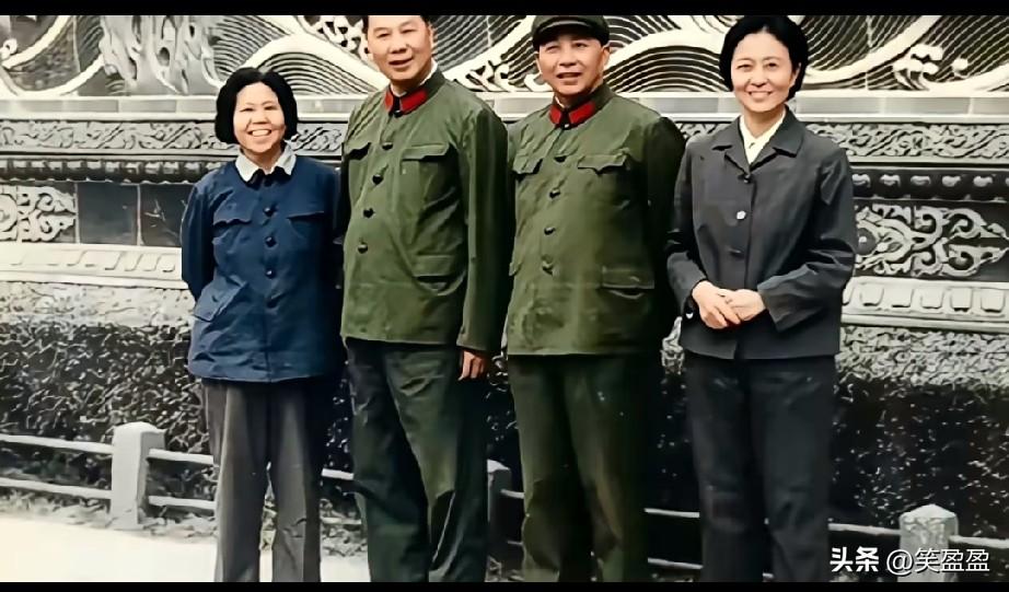 1977年珍贵留影
两对革命伴侣同框。
开国上将杨成武与夫人赵志珍，开国中将秦基
