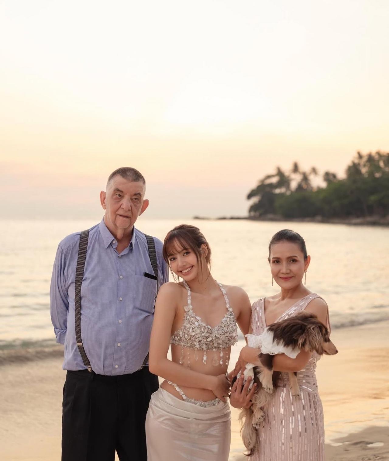 Lisa和爸妈的合影总能引发关注。之前她和妈妈、继父过生日时的照片曝光，画面超温