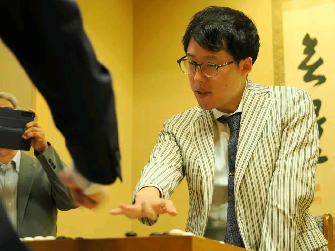 碁圣战~
虎丸挑战再次失败
井山卫冕十次夺魁





第49届日本碁圣战的五番