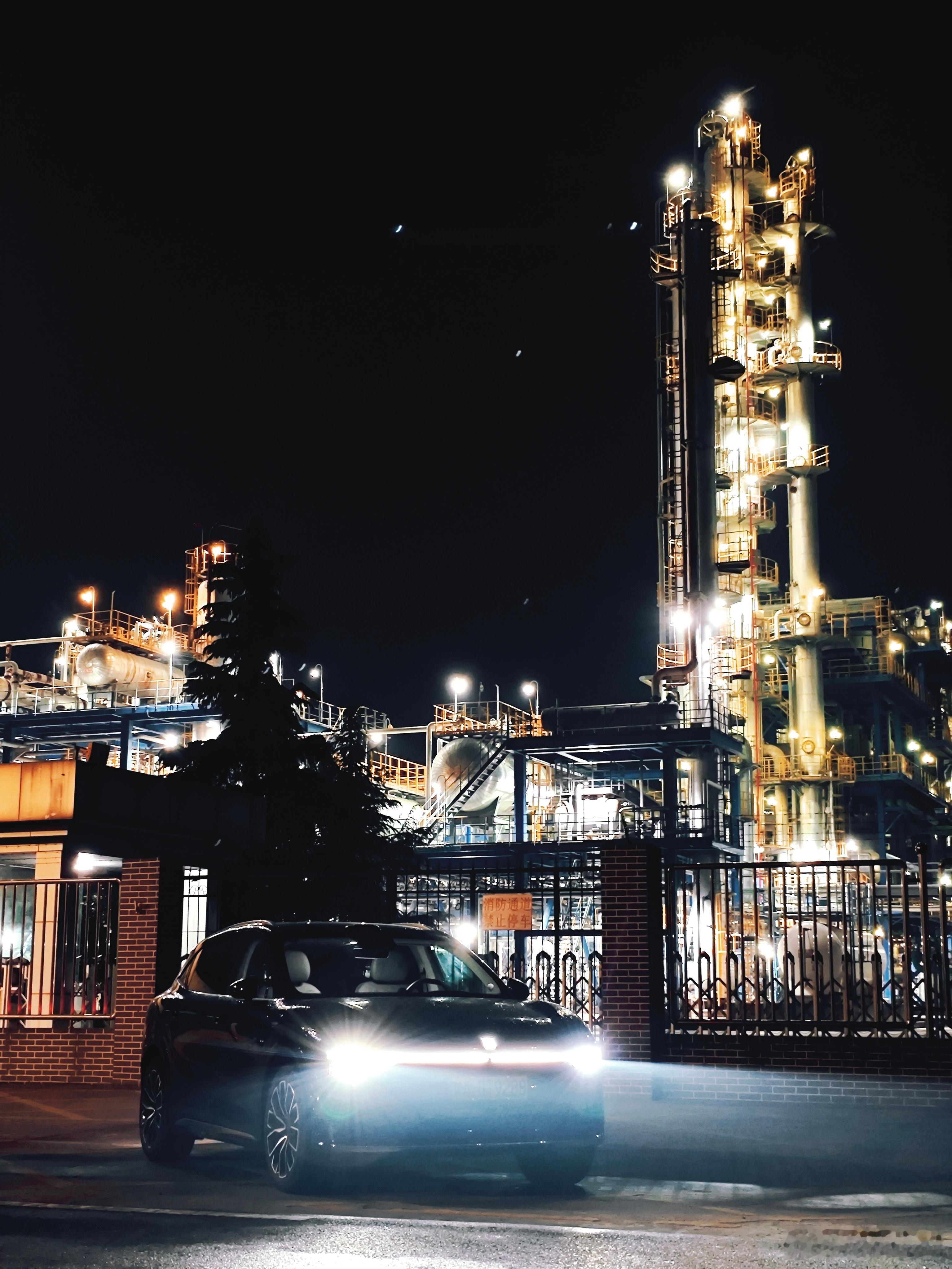 昨晚从机场回家，路过咸阳石化发现有点帅，停下来忍着瞌睡果断拍了几张，能开进去拍照