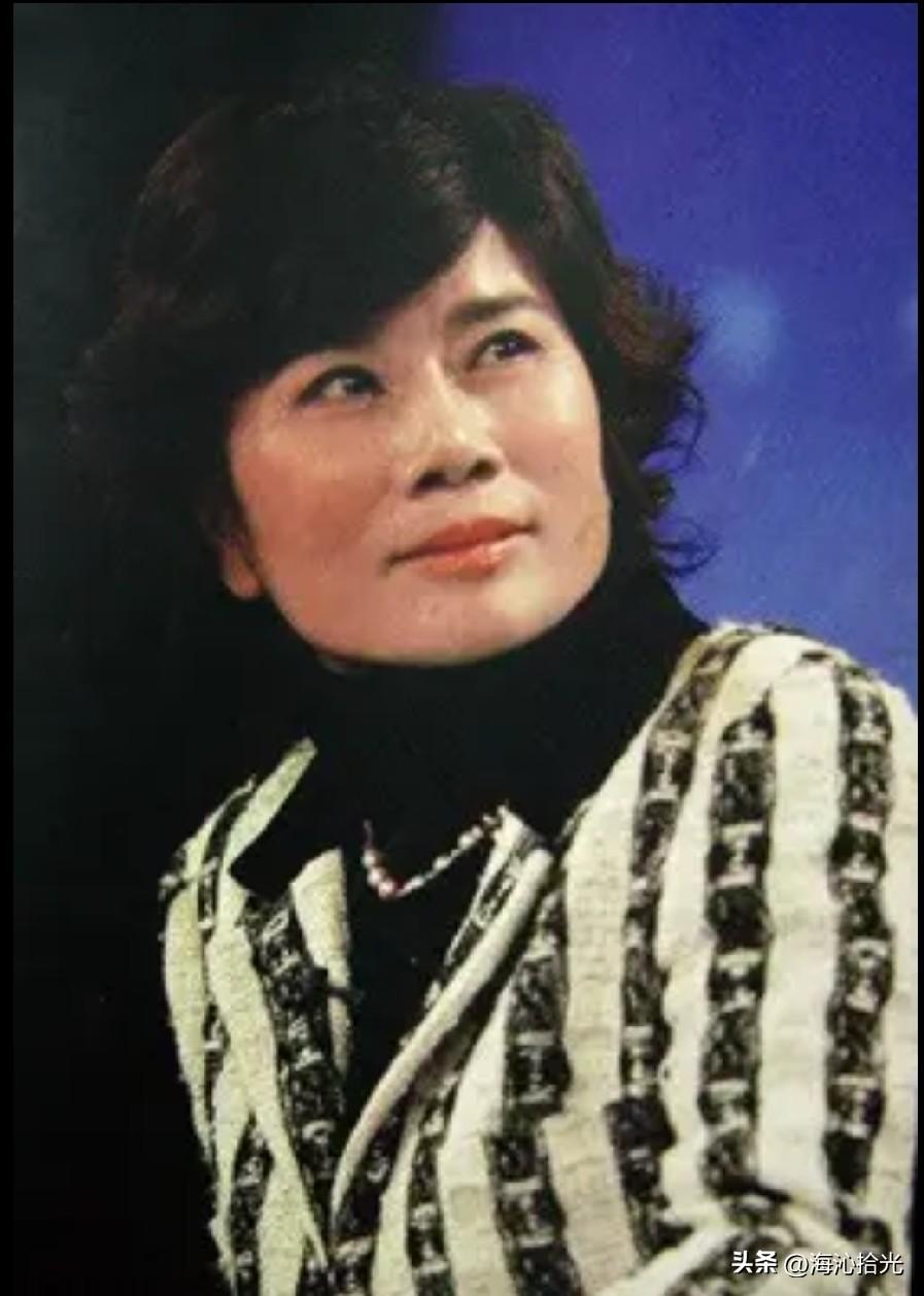 这是董明珠早年留存的一张影像旧照。
说起董明珠，大家都知道她是一位能力出众的女强