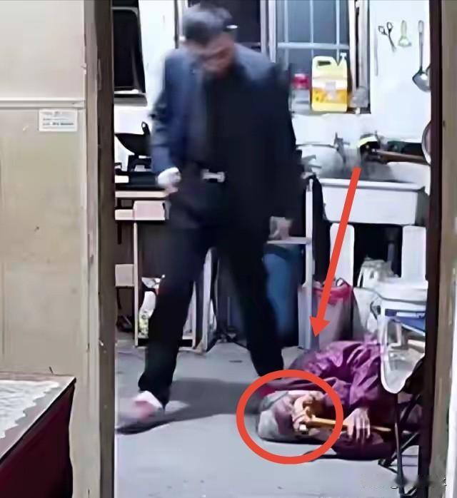 这样的事情太刺骨了！
93岁老人被自己儿子拳打脚踢、扯头发
起因仅是因为一点生活
