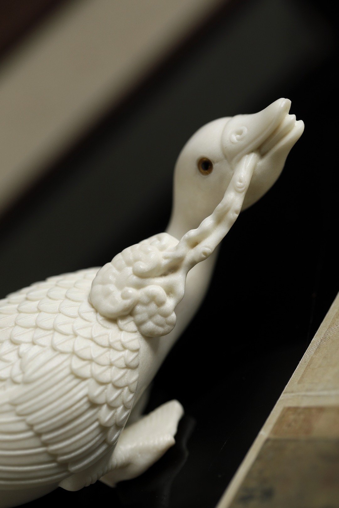 鹿角 | 瑞鸭衔芝料质凝洁，光泽清亮。雕刻毫羽清晰，探身回望，尤显灵俏活泼。可辅