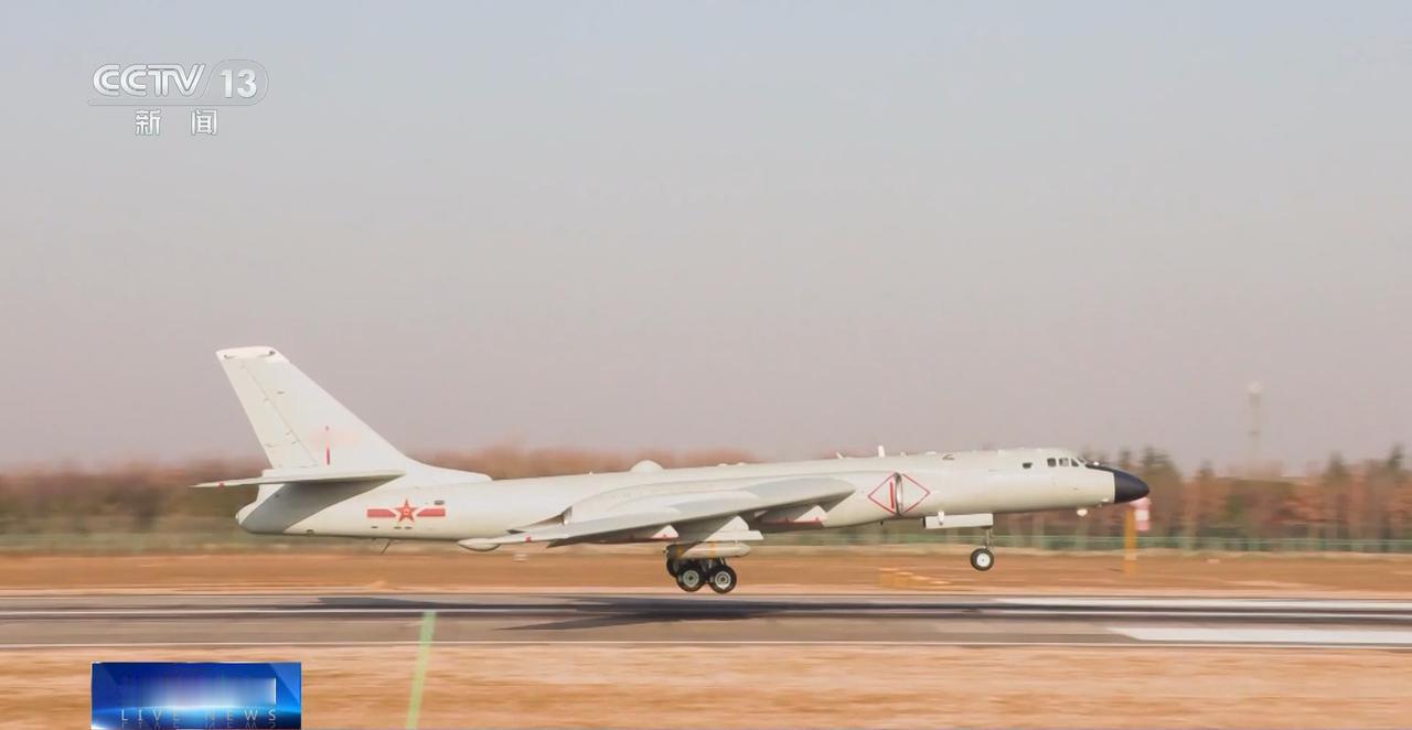 官媒报道中有两种比较有意思的照片。第一张是六爷正在滑跑起飞，翼下没有挂常见的鹰击