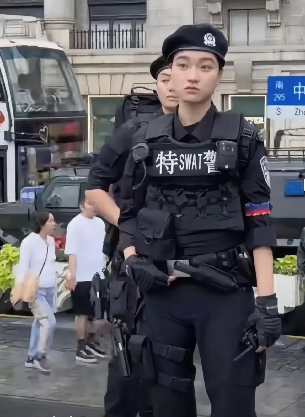 女警巡逻街面，原本也无可厚非，某种意义上说，也不失为一种“风景”，但最近出现在上