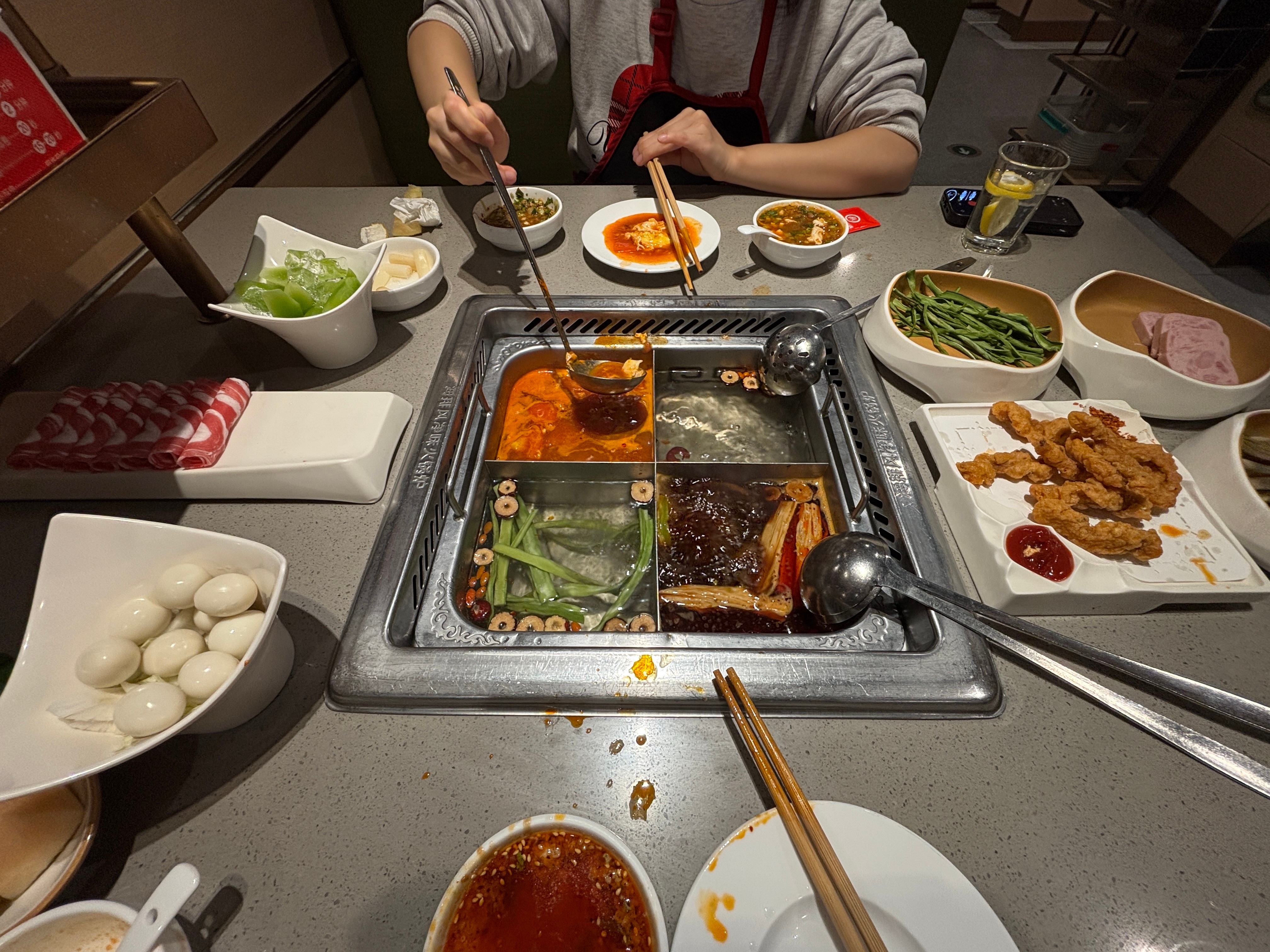 昨天猪猪深夜请我吃海底捞 早上起来肿的像只猪头🐖早知道不喝那么多番茄汤了😭诡