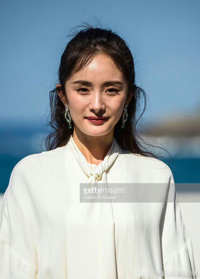 #杨幂戛纳造型# 幂幂少P点，害怕像上一次一样拉个大的[允悲] ​​​