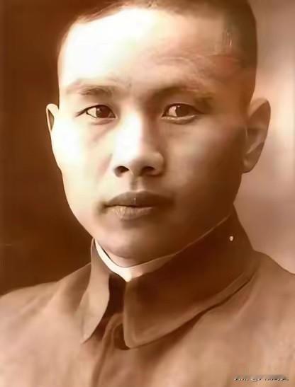 1948年，军统身份为少将的周镐离奇失踪，妻子一直以为他前往了台湾，可她根本不知