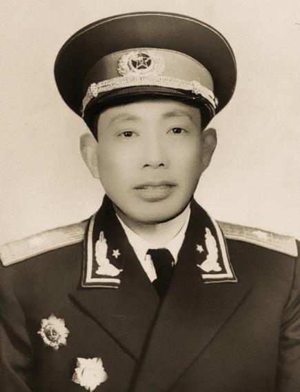1955年，白天将军拒绝接受中将军衔，毛主席都劝不动他，彭德怀知道后，直接追着他