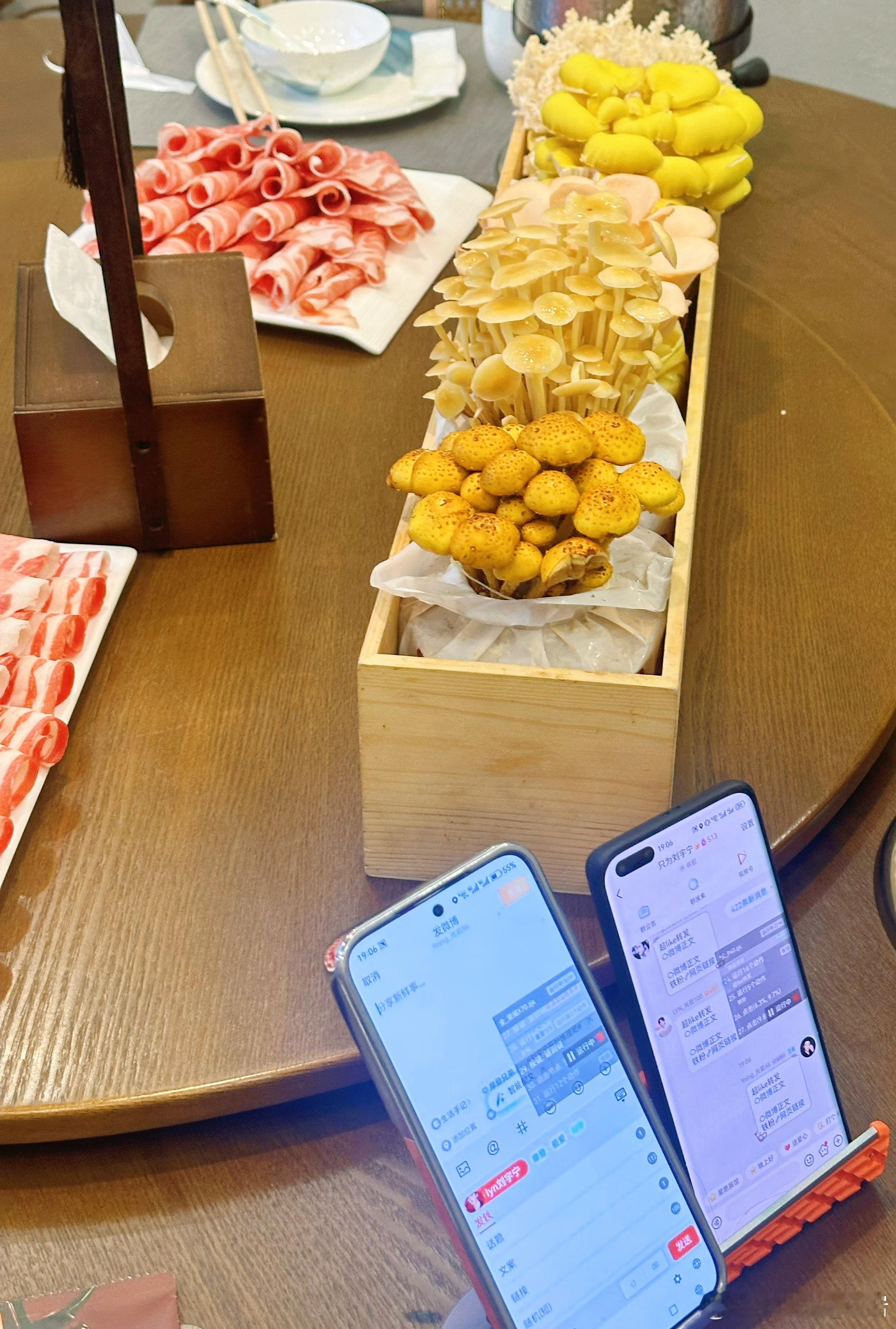 聚餐！带了N个手机爱你不只两三天
