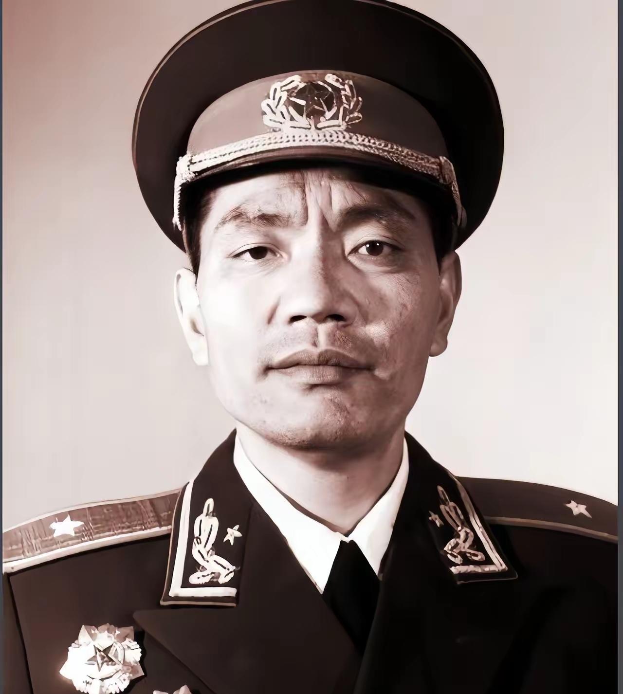 1959年尤太忠回光山老家，村口撞见亲哥尤太俊，衣衫破烂、端着破碗，正要出门讨饭