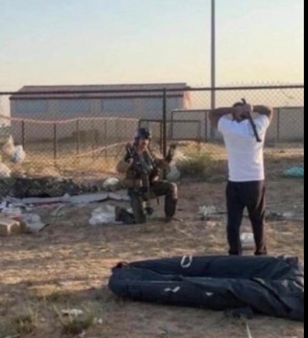 这一幕对于美国来说，还是有些丢人了！消息称，美国飞行员向科威特民众下跪举手求饶。