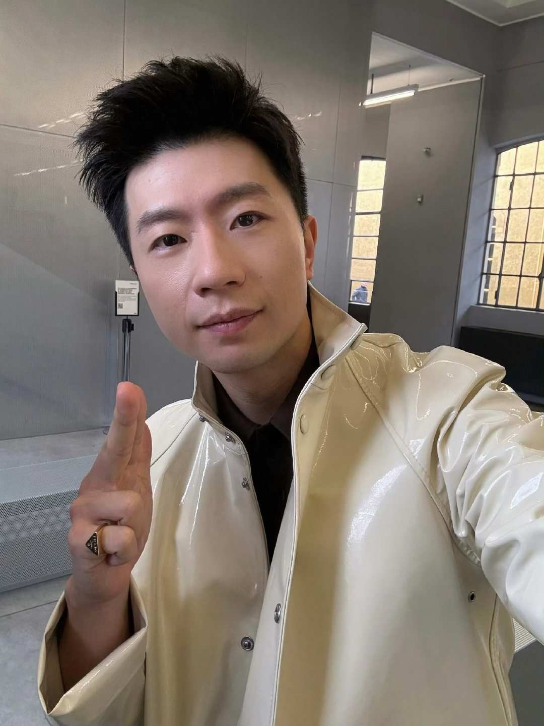 prada代言人马龙三次自拍就比的是1.2.3。所以老工，应该有4.5.6.7.