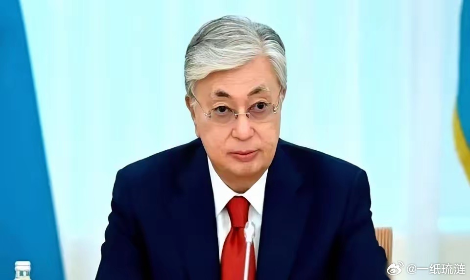 哈萨克斯坦的油，有个怪毛病。明明家门口就是中国这个大买家，它却偏要把八成的油，塞