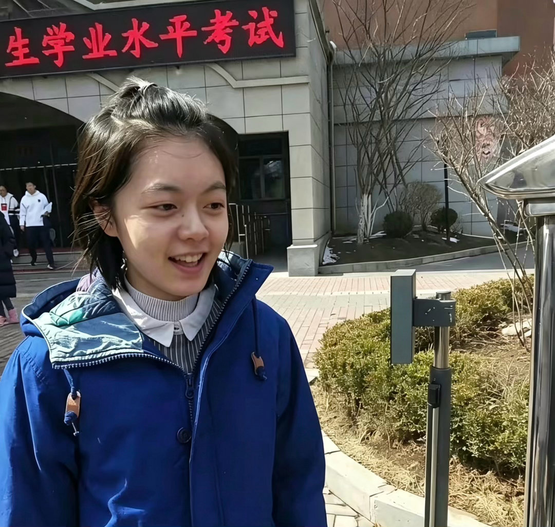 这是赵今麦当时高考完的样子，完全纯素颜，这不就是人们说的初恋脸嘛，真是老天爷追着