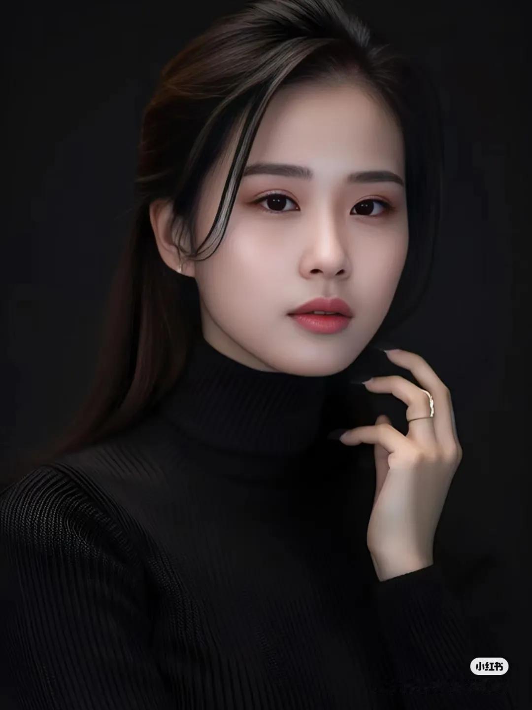 那个不经意的午后，我与他在一次偶然的场合相遇。起初，我们只是被对方独特的气质所吸