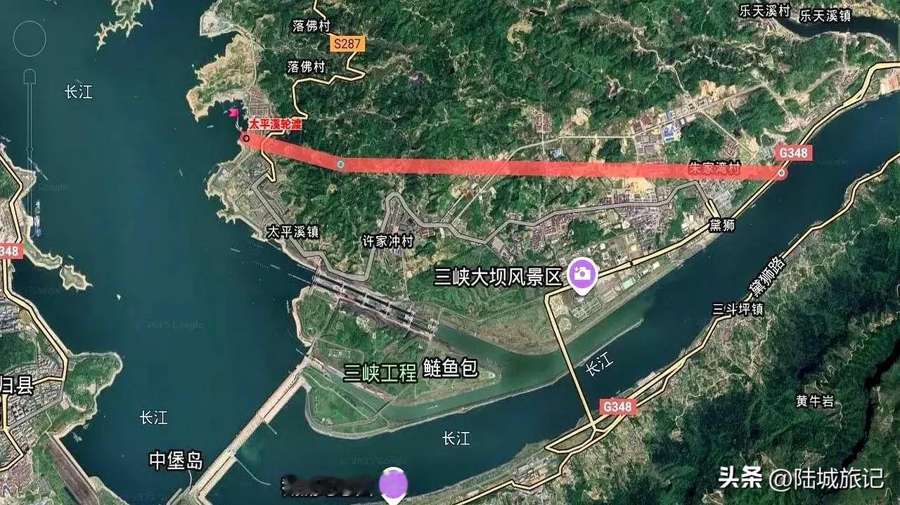 【中国湖北:“三峡水运新通道”工程】:
①面对日益增长的船舶数量，原先的船闸枢纽