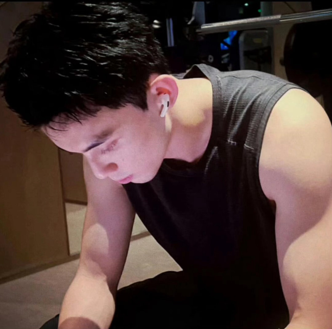 吴磊的双喉结 别人靠滤镜，吴磊靠骨相。双喉结这种稀缺配置，在他身上却显得浑然天成