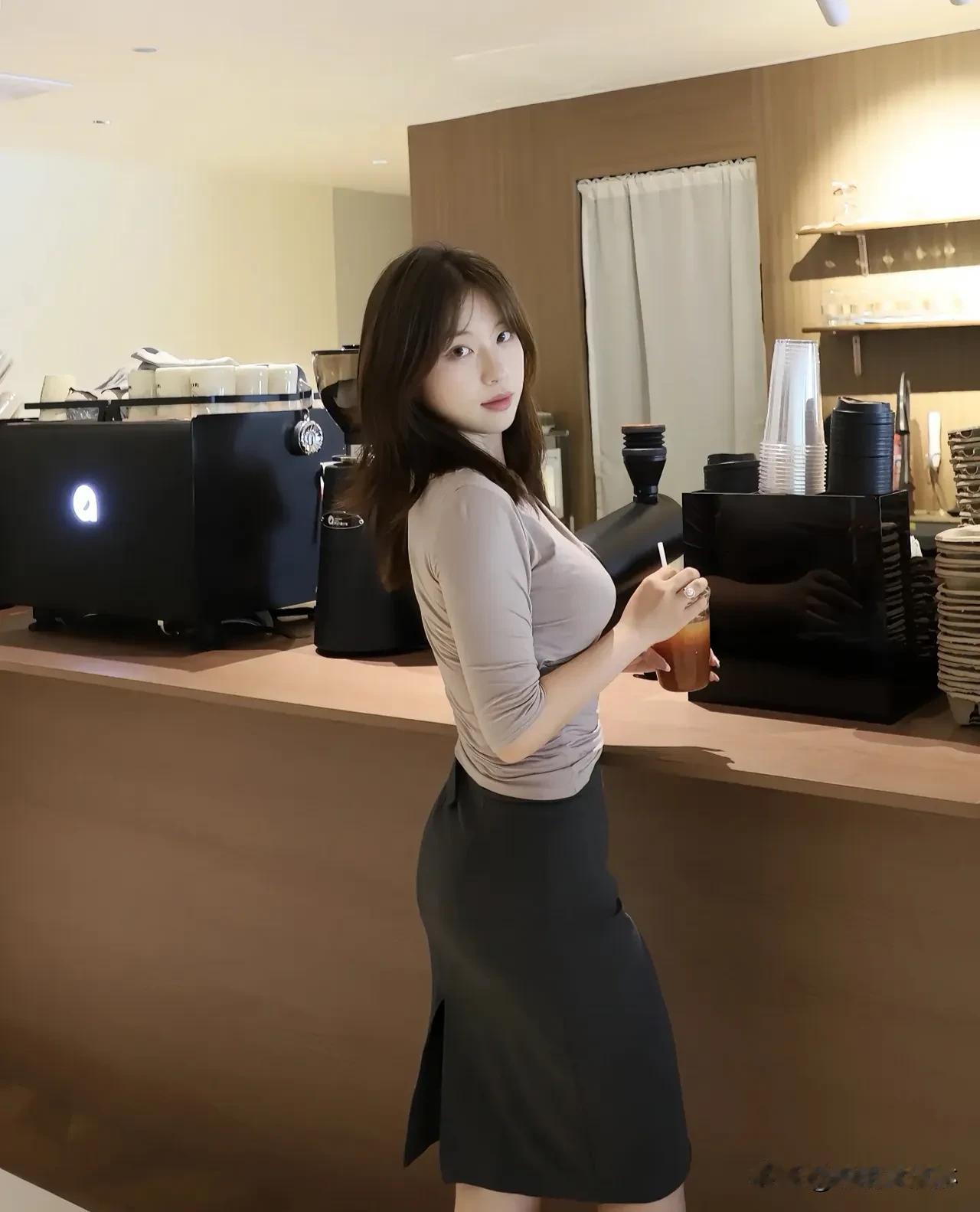 清晨的第一杯，唤醒全身活力。  
瑜伽服配拿铁，线条与香气交织。  
自律是她的