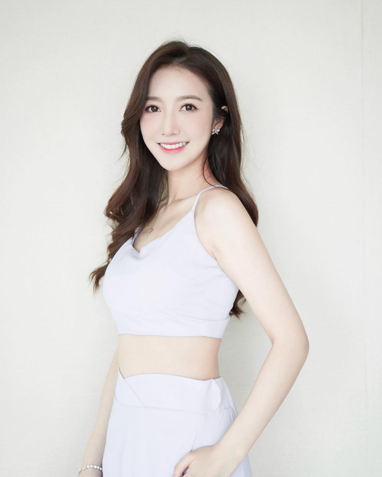 她曾经是香港小姐选美亚军，目前是香港TVB顶级美女，TVB花了很多时间要全力捧红