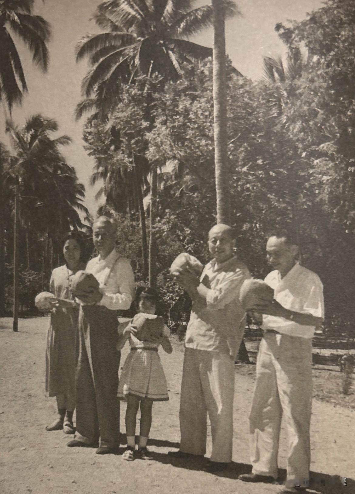 1959年11月1日，刘少奇同志乘飞机离京赴海南。中央安排其休养身体，同时利用这
