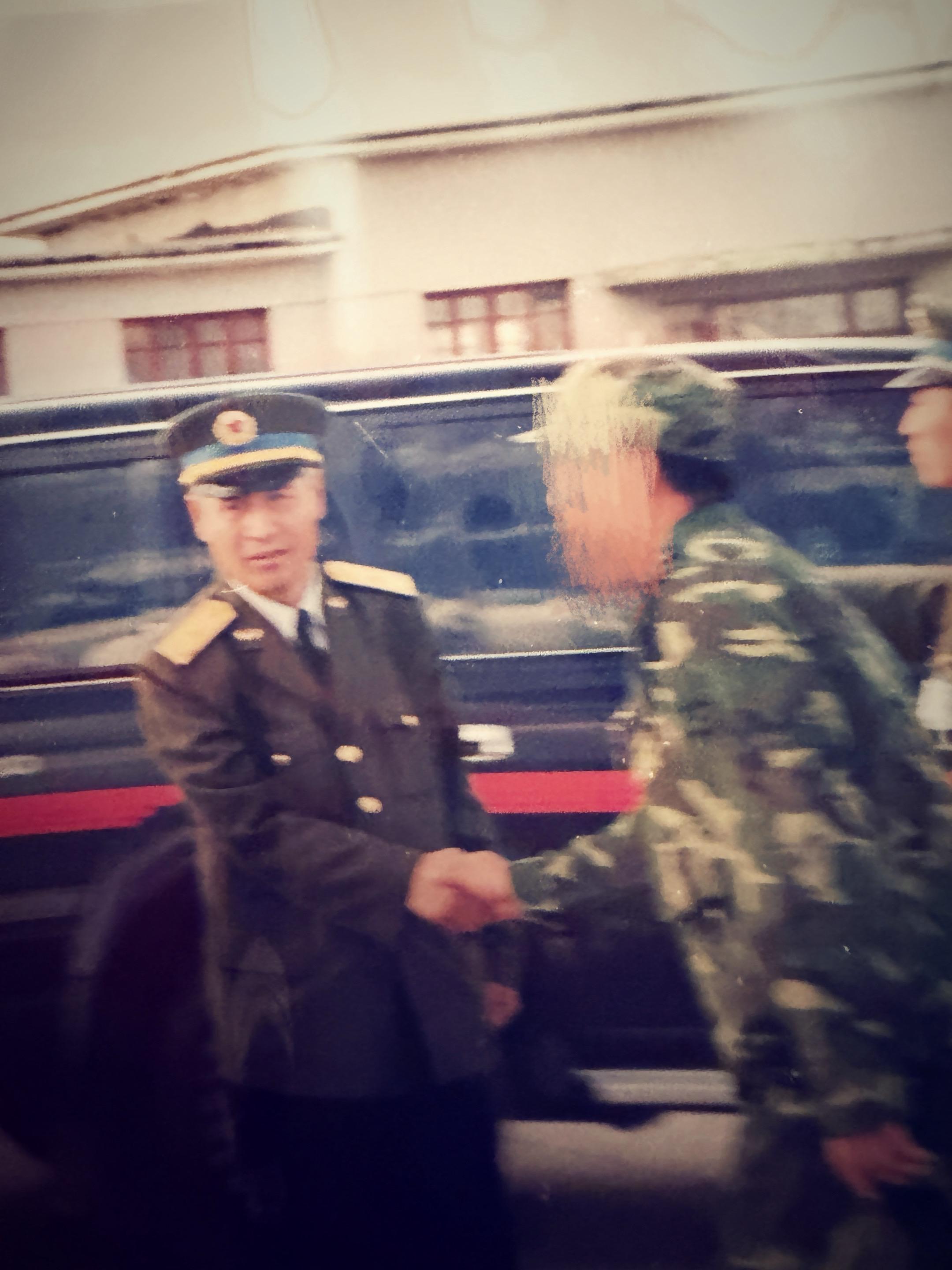 翻出爷爷的老照片才懂——我追过的所有‘偶像’，都不如他这几张旧照片里的眼神有分量