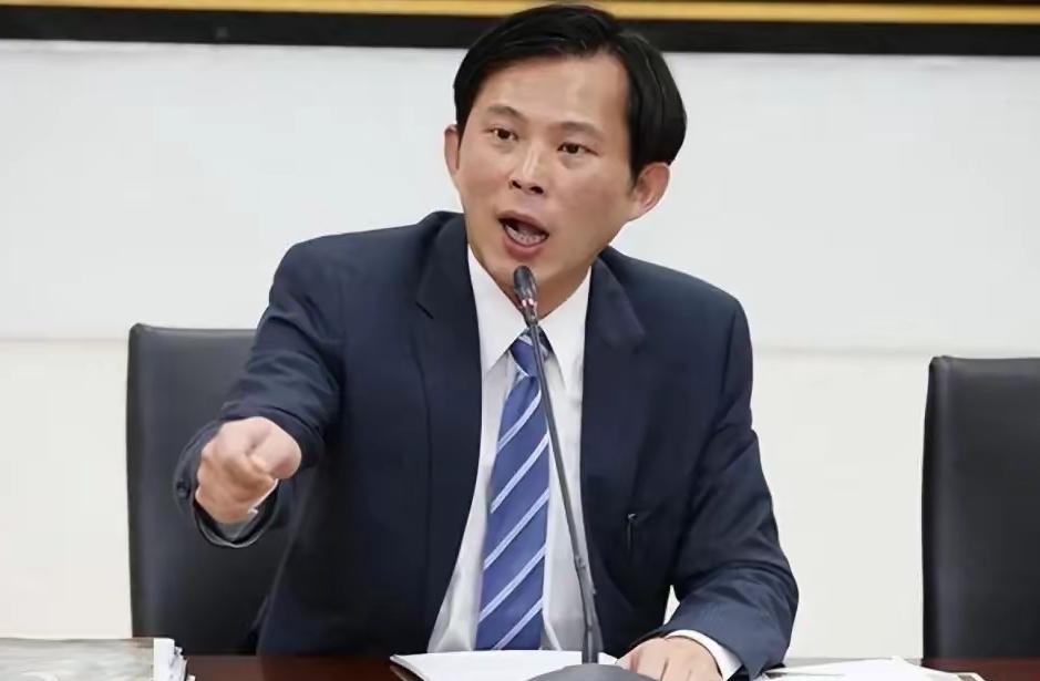 黄国昌的“政治耻辱”
自柯文哲出狱后，上蹿下跳，根本没有把黄国昌党主席放在眼里，