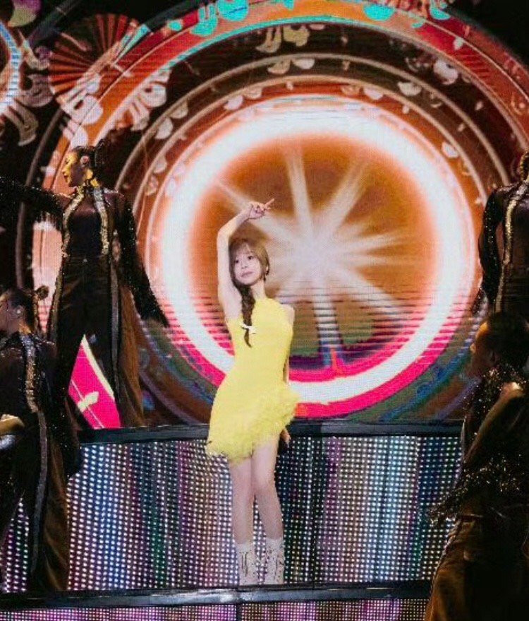 她的身材比四千年还虐啊[二哈] ​​​