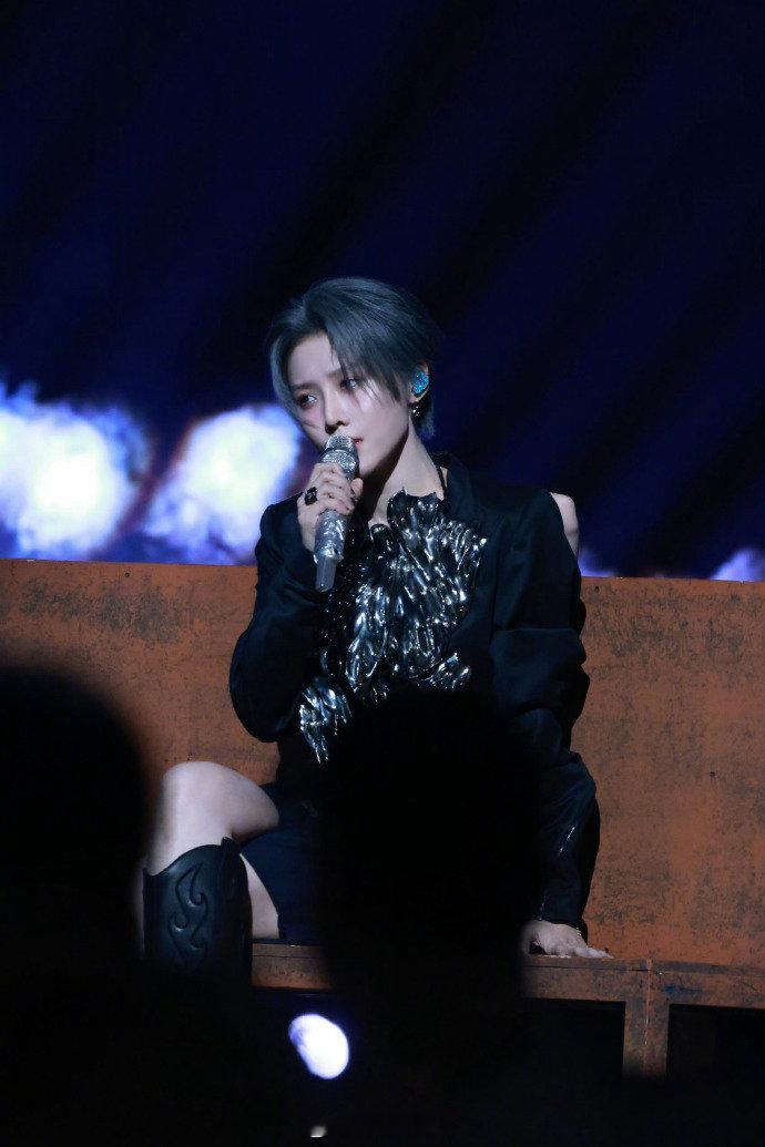 刘雨昕裸粉玫瑰妆 谁懂这种清冷柔美感！裸粉玫瑰妆不甜腻、不厚重，贴合肌肤的自然质