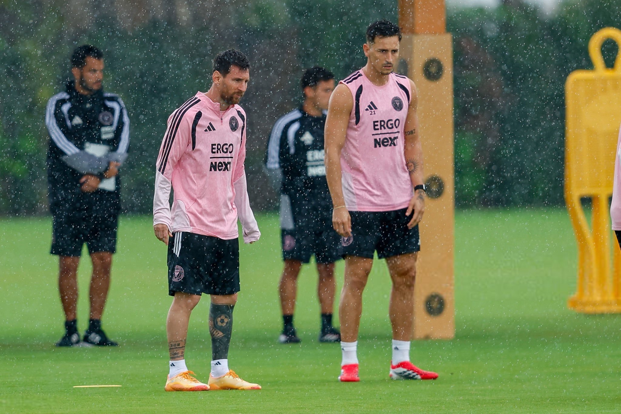 备战对阵科罗拉多急流队的比赛！梅西梅西