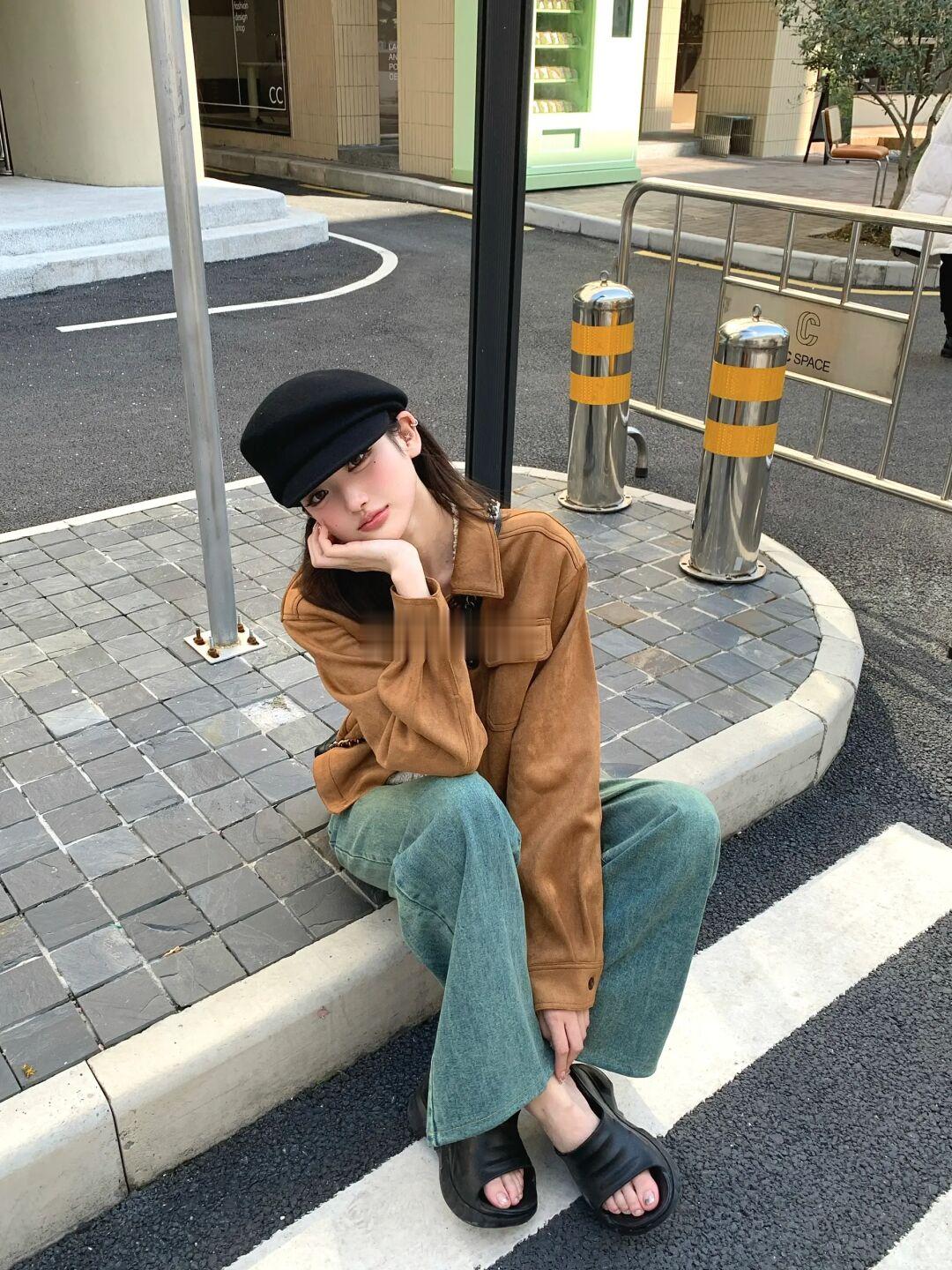 🍂Walking in street.