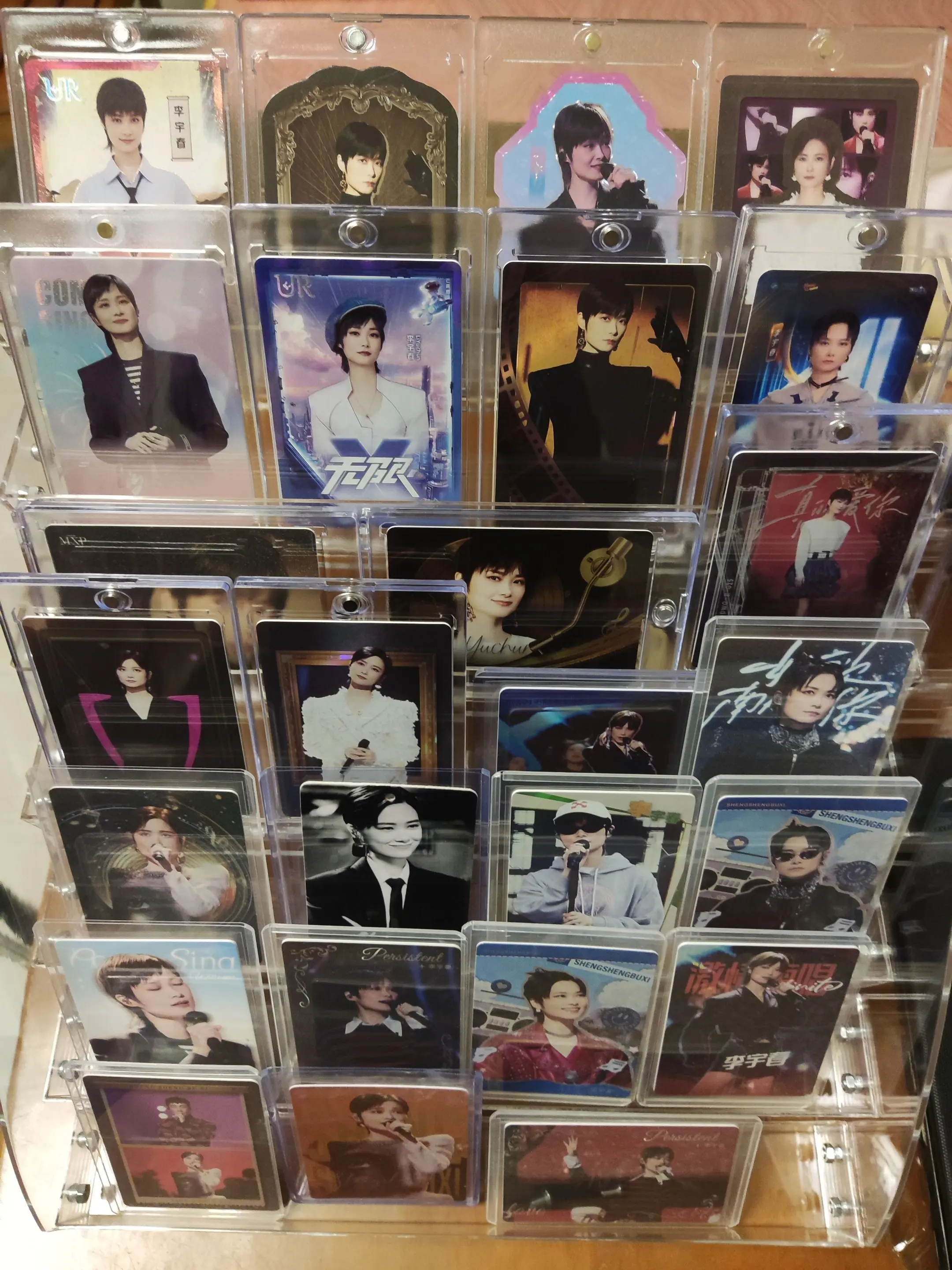 看到就欢喜。收藏的一波 官卡，因为太多了，所以买了个架子来摆放，非常满...