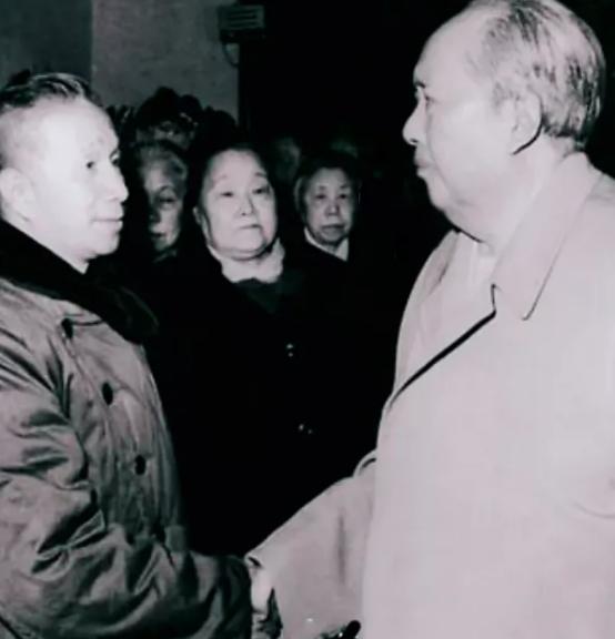 陈毅元帅追悼会上，毛主席看到了粟裕，突然趋步上前，一把紧握粟裕的手，深情地说：“