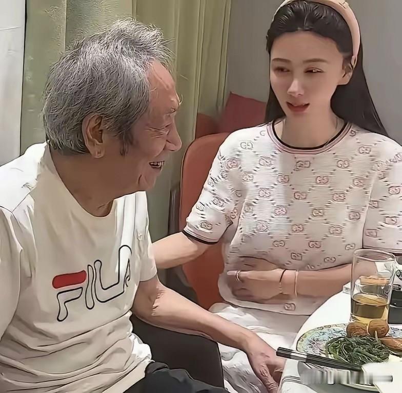 说实话快80岁的王奎荣和小37岁的“小娇妻”饶芯语以后这夫妻间秀恩爱的照片就不要