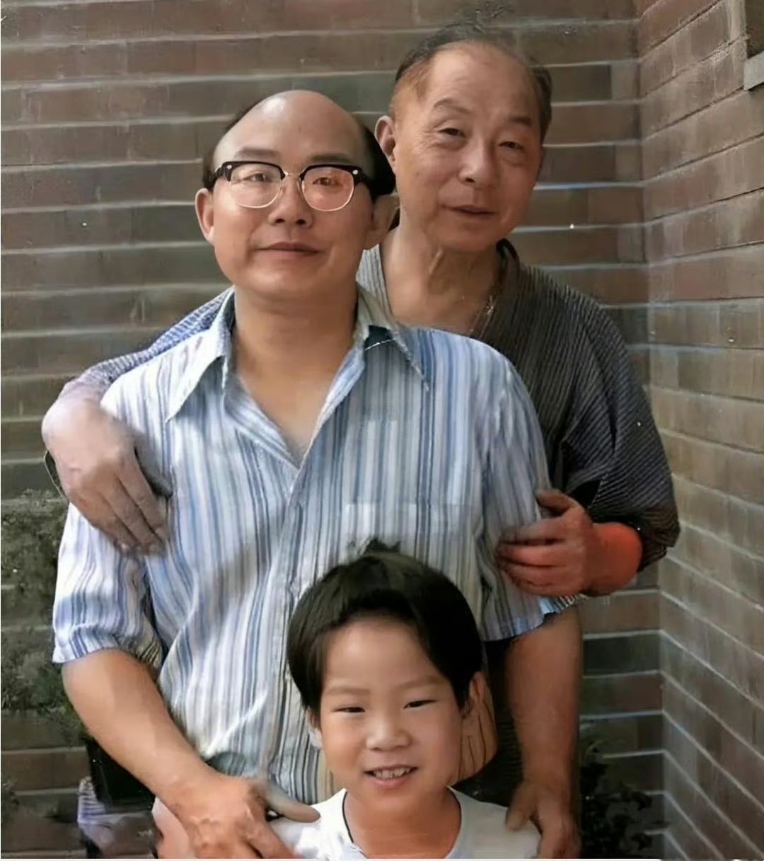张学良的祖孙三代合影。遗传基因明显，辨识度很高。