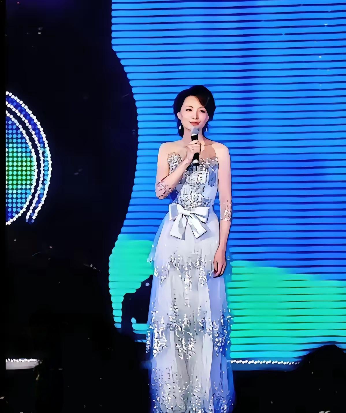 年过半百的董卿，状态依旧惊艳！一袭花裙勾勒窈窕身姿，腰板挺直尽显优雅风骨。岁月沉